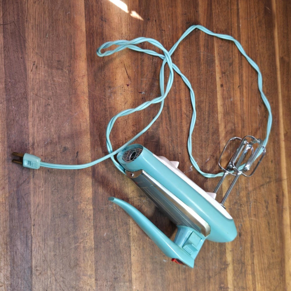 Vintage GE 20M47 Hand Mixer Atomic Aqua Turquoise 3 Speed w Beaters doesn't spin